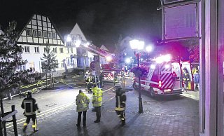 Viele Einsatzkräfte: Feuerwehrleute aus Beverungen, Wehrden, Herstelle, Würgassen und Dalhausen waren vor Ort, dazu ein Großaufgebot des Rettungsdienstes, die Polizei und das Ordnungsamt. - Feuerwehr Beverungen Viele Einsatzkräfte: Feuerwehrleute aus Beverungen, Wehrden, Herstelle, Würgassen und Dalhausen waren vor Ort, dazu ein Großaufgebot des Rettungsdienstes, die Polizei und das Ordnungsamt. - Feuerwehr Beverungen