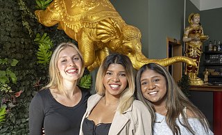 Das neue "Namaste"-Trio (v.l.) besteht aus Ines Friman sowie den Schwestern Lasmitha und Susmitha Sutheskuma. - Jörg Dieckmann Das neue "Namaste"-Trio (v.l.) besteht aus Ines Friman sowie den Schwestern Lasmitha und Susmitha Sutheskuma. - Jörg Dieckmann