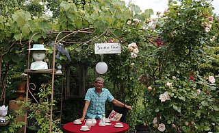 Franz-Josef Otto in seinem Rosenpavillon. - Hannah Hülsen Franz-Josef Otto in seinem Rosenpavillon. - Hannah Hülsen
