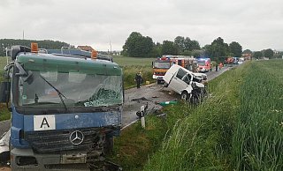 Auf der Vinsebecker Straße bei Steinheim kollidierten ein Muldenkipper und ein Kleintransporter. - Alexander Graßhoff Auf der Vinsebecker Straße bei Steinheim kollidierten ein Muldenkipper und ein Kleintransporter. - Alexander Graßhoff