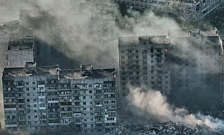 Rauch steigt aus Gebäuden in der schwer umkämpften Stadt Bachmut im Osten der Ukraine auf. - Libkos/AP/dpa/Archiv Rauch steigt aus Gebäuden in der schwer umkämpften Stadt Bachmut im Osten der Ukraine auf. - Libkos/AP/dpa/Archiv