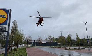 Auf dem leeren Parkplatz des Lidls an der Brenkhäuser Straße kann der Rettungshubschrauber landen und wieder starten. - Freiwillige Feuerwehr Höxter Auf dem leeren Parkplatz des Lidls an der Brenkhäuser Straße kann der Rettungshubschrauber landen und wieder starten. - Freiwillige Feuerwehr Höxter