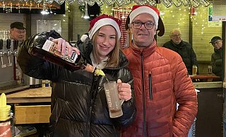 Greta Castelle und Standbesitzer Ralf Heming sind großzügig beim Ausschenken auf dem Paderborner Weihnachtsmarkt. - Jule Prietzel Greta Castelle und Standbesitzer Ralf Heming sind großzügig beim Ausschenken auf dem Paderborner Weihnachtsmarkt. - Jule Prietzel