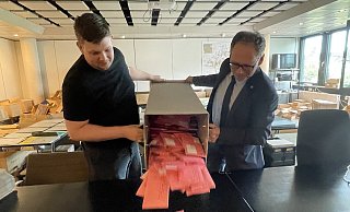Jan Burdich vom Wahlamt (l.) und Wahlleiter Daniel Müller leeren täglich die Briefwahl-Urne im kleinen Sitzungssaal des Rathauses. Alles, was bis Sonntag, 15 Uhr im Rathaus-Briefkasten eingeht, wird ebenfalls sicher mitgezählt. - Natalie Gottwald Jan Burdich vom Wahlamt (l.) und Wahlleiter Daniel Müller leeren täglich die Briefwahl-Urne im kleinen Sitzungssaal des Rathauses. Alles, was bis Sonntag, 15 Uhr im Rathaus-Briefkasten eingeht, wird ebenfalls sicher mitgezählt. - Natalie Gottwald