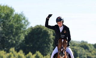 Annika Zillekens jubelt nach einem fehlerfreien Finalritt. - Rolf Vennenbernd/dpa Annika Zillekens jubelt nach einem fehlerfreien Finalritt. - Rolf Vennenbernd/dpa
