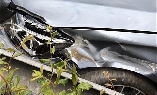 Stark beschädigt, bleibt der Mercedes nach dem Unfall auf der linken Spur stehen. - privat/Denise Ulrich Stark beschädigt, bleibt der Mercedes nach dem Unfall auf der linken Spur stehen. - privat/Denise Ulrich