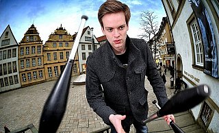 Daniel Richter hat 26 Orte in Bielefeld besucht, dort jongliert und sich dabei filmen lassen (hier auf dem Alten Markt). Dann hat er die Sequenzen zusammengeschnitten, eine flotte Melodie druntergelegt und ein bewegendes Werk geschaffen. - FOTO: ANDREAS FRÜCHT Daniel Richter hat 26 Orte in Bielefeld besucht, dort jongliert und sich dabei filmen lassen (hier auf dem Alten Markt). Dann hat er die Sequenzen zusammengeschnitten, eine flotte Melodie druntergelegt und ein bewegendes Werk geschaffen. - FOTO: ANDREAS FRÜCHT
