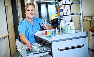 Die richtige Medizin in der richtigen Dosis für den richtigen Patienten: Pflegefachkraft Nadine Naujok (41) erklärt im interaktiven Video, worauf es in ihrem Job ankommt. - Barbara Franke Die richtige Medizin in der richtigen Dosis für den richtigen Patienten: Pflegefachkraft Nadine Naujok (41) erklärt im interaktiven Video, worauf es in ihrem Job ankommt. - Barbara Franke