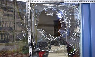 Der Angeklagte warf mit einem Stein das Fenster einer Werkstatt an der Dunlopstraße in Sennestadt ein (Symbolfoto). - Polizei Der Angeklagte warf mit einem Stein das Fenster einer Werkstatt an der Dunlopstraße in Sennestadt ein (Symbolfoto). - Polizei