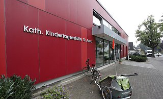 In den Jahren 2012 und 2018/19 wurde der vordere Teil der Kindertagesstätte St. Anna umgebaut und erweitert. Seither gibt es die markante rote Fassade. - Roland Thöring In den Jahren 2012 und 2018/19 wurde der vordere Teil der Kindertagesstätte St. Anna umgebaut und erweitert. Seither gibt es die markante rote Fassade. - Roland Thöring