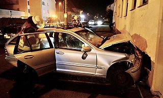 Der Kombi wurde beim Aufprall schwer demoliert - die Wand ebenso. - Christian Mathiesen Der Kombi wurde beim Aufprall schwer demoliert - die Wand ebenso. - Christian Mathiesen