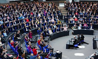 Volles Haus bei der ersten Sitzung des neuen Bundestages. - Kay Nietfeld/dpa Volles Haus bei der ersten Sitzung des neuen Bundestages. - Kay Nietfeld/dpa