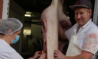 Fleischkontrolleurin Evelyn Barthel (l.) nimmt eine Probe von einem Schwein, das Fleischermeister Daniel Beier und seine Mitarbeiter gerade geschlachtet und zerlegt haben. Das Tier hatte einen schnellen Tod und einen kurzen Anfahrtsweg. - Ivonne Michel Fleischkontrolleurin Evelyn Barthel (l.) nimmt eine Probe von einem Schwein, das Fleischermeister Daniel Beier und seine Mitarbeiter gerade geschlachtet und zerlegt haben. Das Tier hatte einen schnellen Tod und einen kurzen Anfahrtsweg. - Ivonne Michel