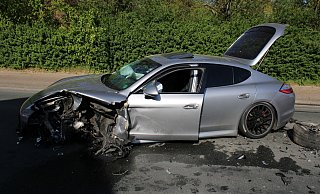 Der Fahrer des Porsche blieb unverletzt. - Polizei Der Fahrer des Porsche blieb unverletzt. - Polizei