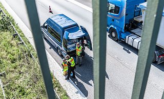 Von einer Brücke haben Unbekannte einen Betonklotz auf einen Lkw geworfen. - Symbolbild: dpa Von einer Brücke haben Unbekannte einen Betonklotz auf einen Lkw geworfen. - Symbolbild: dpa