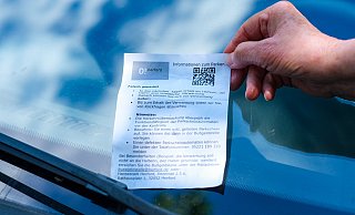 So sah der Zettel aus, den Anwohner und andere, die in der Hardenbergstraße geparkt haben, kürzlich von der Stadt Herford erhalten haben. Ein Mitarbeiter habe den Anliegern erklärt, dass 55 Euro anfallen würden. - Kathrin Weege So sah der Zettel aus, den Anwohner und andere, die in der Hardenbergstraße geparkt haben, kürzlich von der Stadt Herford erhalten haben. Ein Mitarbeiter habe den Anliegern erklärt, dass 55 Euro anfallen würden. - Kathrin Weege