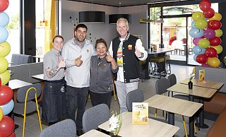 Freuen sich auf den Neustart in der Bielefelder Filiale (v.l.): Nadine Frydrychowicz, Erdal Yildiz, Ellen Matzkeit und Arndt Heiderich. - Jörg Dieckmann Freuen sich auf den Neustart in der Bielefelder Filiale (v.l.): Nadine Frydrychowicz, Erdal Yildiz, Ellen Matzkeit und Arndt Heiderich. - Jörg Dieckmann