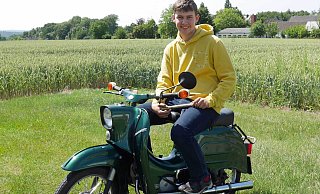 Der 17-jährige Lennard Niederstadt mit seiner Schwalbe. Aufgrund einer Ausnahmeregelung gilt für den Kleinroller eine Höchstgeschwindigkeit von 60 km/h, was die in der DDR gebauten Kleinkrafträder heute besonders beliebt macht. - Jörg Militzer Der 17-jährige Lennard Niederstadt mit seiner Schwalbe. Aufgrund einer Ausnahmeregelung gilt für den Kleinroller eine Höchstgeschwindigkeit von 60 km/h, was die in der DDR gebauten Kleinkrafträder heute besonders beliebt macht. - Jörg Militzer
