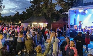 Beim Sommer auf dem Anger mitten in der City trifft am sich bei Livemusik und kulinarischen Genüssen. - Oliver Krato /Espelkamp Marketing Beim Sommer auf dem Anger mitten in der City trifft am sich bei Livemusik und kulinarischen Genüssen. - Oliver Krato /Espelkamp Marketing