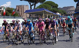 Das Peloton des Giro in Rom. - Alessandra Tarantino/AP/dpa Das Peloton des Giro in Rom. - Alessandra Tarantino/AP/dpa