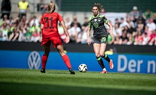 Bayerns Georgia Stanway (l) und Wolfsburgs Jule Brand spielen am Sonntag um den ersten Titel der Saison. - Fabian Strauch/dpa Bayerns Georgia Stanway (l) und Wolfsburgs Jule Brand spielen am Sonntag um den ersten Titel der Saison. - Fabian Strauch/dpa