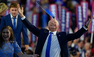 «Die Ehre meines Lebens»: Die demokratischen Wahlkampfstrategen inszenieren den 60-jährigen Walz als nahbaren Ex-Lehrer und Ex-Football-Trainer. - Matt Rourke/AP/dpa «Die Ehre meines Lebens»: Die demokratischen Wahlkampfstrategen inszenieren den 60-jährigen Walz als nahbaren Ex-Lehrer und Ex-Football-Trainer. - Matt Rourke/AP/dpa