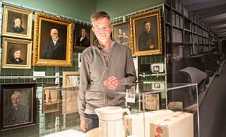 Andreas Kornacki in der geschlossenen Ausstellung des Städtischen Museums. In der Vitrine sind einige Objekte zum Thema "Hygiene" zu sehen. - Ralf Bittner Andreas Kornacki in der geschlossenen Ausstellung des Städtischen Museums. In der Vitrine sind einige Objekte zum Thema "Hygiene" zu sehen. - Ralf Bittner