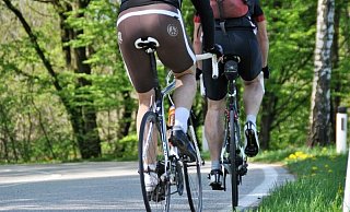 Der Radsportler knallte gegen das Auto und verletzte sich. - Symbolfoto/pixabay Der Radsportler knallte gegen das Auto und verletzte sich. - Symbolfoto/pixabay