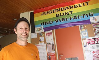 Jan Brockelt vom Jugendzentrum Kleinbahnhof lädt zum neuen Queer-Treff in Enger ein. - Jan-Henrik Gerdener Jan Brockelt vom Jugendzentrum Kleinbahnhof lädt zum neuen Queer-Treff in Enger ein. - Jan-Henrik Gerdener
