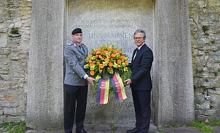 Bürgermeister Michael Dreier (r.) und Oberstleutnant Jörg Stenzel legen zum 75. Jahrestag am Mahnmal Busdorfwall einen Kranz nieder. - Stadt Paderborn Bürgermeister Michael Dreier (r.) und Oberstleutnant Jörg Stenzel legen zum 75. Jahrestag am Mahnmal Busdorfwall einen Kranz nieder. - Stadt Paderborn