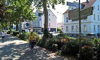 Radweg am Le-Mans-Wall: Vom Westerntor bis zur Liliengasse soll hier in Richtung Liboriberg der Benutzungszwang aufgehoben werden, damit Radler auf dem Le-Mans-Wall legal unterwegs sind. - Hans-Hermann Igges Radweg am Le-Mans-Wall: Vom Westerntor bis zur Liliengasse soll hier in Richtung Liboriberg der Benutzungszwang aufgehoben werden, damit Radler auf dem Le-Mans-Wall legal unterwegs sind. - Hans-Hermann Igges