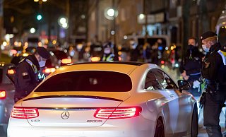 Polizisten überprüfen nachts die Papiere eines Sportwagen-Fahrers. Wer unnötig mit dem Wagen Lärm macht oder unnütz hin- und herfährt, muss bald mit 100 statt 20 Euro Bußgeld rechnen. - picture alliance/dpa Polizisten überprüfen nachts die Papiere eines Sportwagen-Fahrers. Wer unnötig mit dem Wagen Lärm macht oder unnütz hin- und herfährt, muss bald mit 100 statt 20 Euro Bußgeld rechnen. - picture alliance/dpa