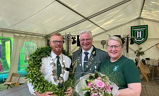 Nehmen den Oberst Elmar Kleine in die Mitte: Das Kaiserpaar Jörg Müther und Daniela Meier. - Schützen Oeynhausen Nehmen den Oberst Elmar Kleine in die Mitte: Das Kaiserpaar Jörg Müther und Daniela Meier. - Schützen Oeynhausen
