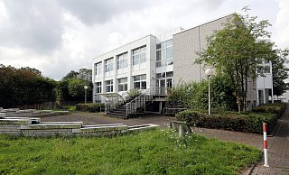 Das ehemalige Handwerksbildungszentrum (HBZ) am Kleiberweg soll bald 35 Obdachlosen einen nächtlichen Schlafplatz bieten. - Wolfgang Rudolf Das ehemalige Handwerksbildungszentrum (HBZ) am Kleiberweg soll bald 35 Obdachlosen einen nächtlichen Schlafplatz bieten. - Wolfgang Rudolf
