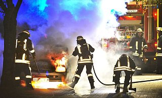 Vorsicht auf der A2 in Richtung Hannover. Auf Höhe des Blitzers brennt ein Fahrzeug auf dem Seitenstreifen. - Symbolfoto: Andreas Frücht Vorsicht auf der A2 in Richtung Hannover. Auf Höhe des Blitzers brennt ein Fahrzeug auf dem Seitenstreifen. - Symbolfoto: Andreas Frücht