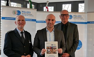 Landrat Ali Dogan (Mitte), Polizeidirektor Mathias Schmidt (links) und Dirk Klöpper, Direktion Kriminalität, (rechts) stellen die Kriminalstatistik für das vergangene Jahr vor. Im Lübbecker Land lässt es sich demnach vergleichsweise sicher leben.?Foto: Sonja Vollmer - Sonja Vollmer Landrat Ali Dogan (Mitte), Polizeidirektor Mathias Schmidt (links) und Dirk Klöpper, Direktion Kriminalität, (rechts) stellen die Kriminalstatistik für das vergangene Jahr vor. Im Lübbecker Land lässt es sich demnach vergleichsweise sicher leben.?Foto: Sonja Vollmer - Sonja Vollmer