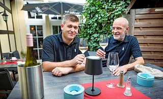 Nur rund zehn Quadratmeter misst der Biergarten, in dem sich Dennis Krämer (l.) und Gert Winter nach Feierabend mit einem Wein stärken. - Barbara Franke Nur rund zehn Quadratmeter misst der Biergarten, in dem sich Dennis Krämer (l.) und Gert Winter nach Feierabend mit einem Wein stärken. - Barbara Franke
