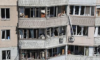 Beschädigtes Wohnhaus nach einem russischen Drohnenangriff. - Nina Lyashonok/AP/dpa Beschädigtes Wohnhaus nach einem russischen Drohnenangriff. - Nina Lyashonok/AP/dpa