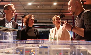 Günter Korder (v. l.), Rebecca Steinhage, Kirsten Thommes und Roman Dumitrescu sprechen über den KI-Einsatz in OWL über einem Modell, das Einsatzmöglichkeiten zeigt. - Jemima Wittig Günter Korder (v. l.), Rebecca Steinhage, Kirsten Thommes und Roman Dumitrescu sprechen über den KI-Einsatz in OWL über einem Modell, das Einsatzmöglichkeiten zeigt. - Jemima Wittig