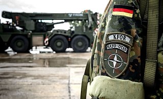 Bundeswehrsoldatin der deutschen Kfor im kosovarischen Prizren. - Sina Schuldt/dpa Bundeswehrsoldatin der deutschen Kfor im kosovarischen Prizren. - Sina Schuldt/dpa