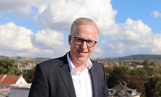 Tim Henrik Göhring (41) leitet das Intercity-Hotel. Für den Direktor aus Gohfeld ist es die dritte eigene Hoteleröffnung. - Susanne Barth Tim Henrik Göhring (41) leitet das Intercity-Hotel. Für den Direktor aus Gohfeld ist es die dritte eigene Hoteleröffnung. - Susanne Barth