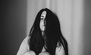 Lisa M. gerät an die falschen Freunde und wird drogenabhängig. Ihre Mutter sucht in der Situation verzweifelt Hilfe - und bekommt sie nicht. Nun möchte sie anderen Eltern in ähnlichen Situation helfen. - Symbolbild Pixabay Lisa M. gerät an die falschen Freunde und wird drogenabhängig. Ihre Mutter sucht in der Situation verzweifelt Hilfe - und bekommt sie nicht. Nun möchte sie anderen Eltern in ähnlichen Situation helfen. - Symbolbild Pixabay