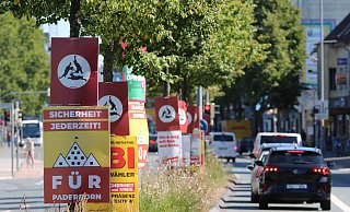 An der Paderborner Bahnhofstraße hängen die Drei-Hasen-Plakate von Die Partei. - Felix Schwien An der Paderborner Bahnhofstraße hängen die Drei-Hasen-Plakate von Die Partei. - Felix Schwien