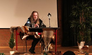 Nach der Lesung der ersten Romanszenen beantwortete Wolfgang Hohlbein Fragen seiner Zuhörerinnen und Zuhörer. - Ilka Gülker Nach der Lesung der ersten Romanszenen beantwortete Wolfgang Hohlbein Fragen seiner Zuhörerinnen und Zuhörer. - Ilka Gülker