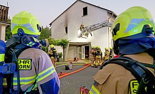 Vier Einheiten der Paderborner Feuerwehr, zwei Rettungswagen und zwei Notärzte rückten zum Wohnungsbrand in der Stephanusstaße aus. - Ralph Meyer Vier Einheiten der Paderborner Feuerwehr, zwei Rettungswagen und zwei Notärzte rückten zum Wohnungsbrand in der Stephanusstaße aus. - Ralph Meyer