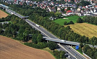 Die Brücke der Osnabrücker Straße, die die A30 überquert, muss bald saniert werden. Fraglich ist noch, über welche Straßen der Lkw-Verkehr umgeleitet wird. Die kleine Brücke der Sunderbachstraße steht nicht auf der Sanierungsliste. - Gerald Dunkel Die Brücke der Osnabrücker Straße, die die A30 überquert, muss bald saniert werden. Fraglich ist noch, über welche Straßen der Lkw-Verkehr umgeleitet wird. Die kleine Brücke der Sunderbachstraße steht nicht auf der Sanierungsliste. - Gerald Dunkel