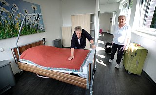 Petra (l.) Schubert richtet aktuell gemeinsam mit Mutter Margot ein Zimmer in der Pflege-WG für ihren schwerkranken Vater her. In wenigen Tagen wird er hier einziehen. - Andreas Frücht Petra (l.) Schubert richtet aktuell gemeinsam mit Mutter Margot ein Zimmer in der Pflege-WG für ihren schwerkranken Vater her. In wenigen Tagen wird er hier einziehen. - Andreas Frücht