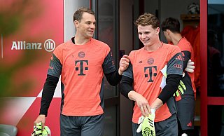 Jonas Urbig (r) ersetzt den gesperrten Manuel Neuer (l) im Bayern-Tor. (Archivbild) - Harry Langer/dpa Jonas Urbig (r) ersetzt den gesperrten Manuel Neuer (l) im Bayern-Tor. (Archivbild) - Harry Langer/dpa