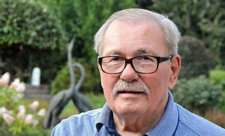 Naturverbunden: Wolfgang Beckhoff genießt die Ruhe in seinem geschmackvoll angelegten Garten. Foto: Karin Prignitz - Karin Prignitz Naturverbunden: Wolfgang Beckhoff genießt die Ruhe in seinem geschmackvoll angelegten Garten. Foto: Karin Prignitz - Karin Prignitz