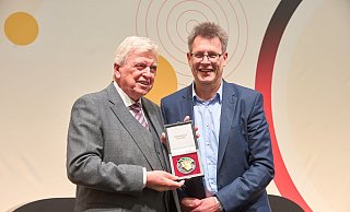 Volker Bouffier (l) rückt auf Wunsch des DOSB-Präsidiums um Thomas Weikert in den Vorstand der Dachorganisation des deutschen Sports. - Thomas Frey/dpa Volker Bouffier (l) rückt auf Wunsch des DOSB-Präsidiums um Thomas Weikert in den Vorstand der Dachorganisation des deutschen Sports. - Thomas Frey/dpa